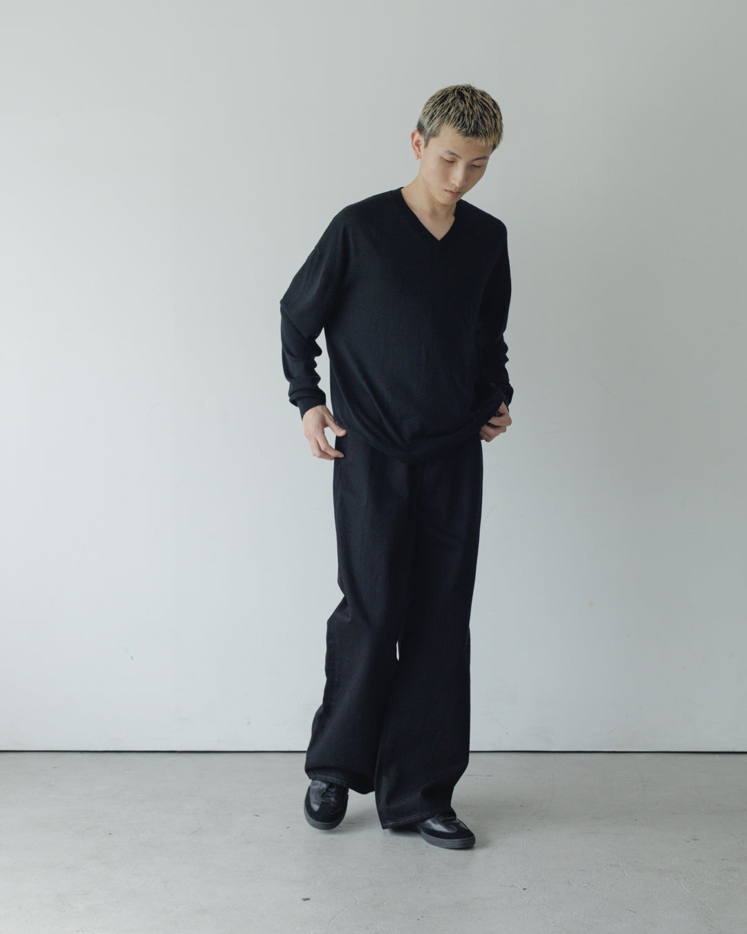 【house of naked】SILKxCASHMERE V-NECK CREWNECK KNIT, BLACK