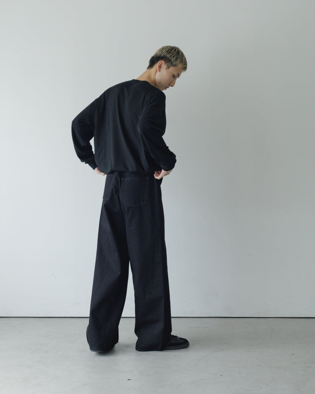 【house of naked】SILKxCASHMERE V-NECK CREWNECK KNIT, BLACK