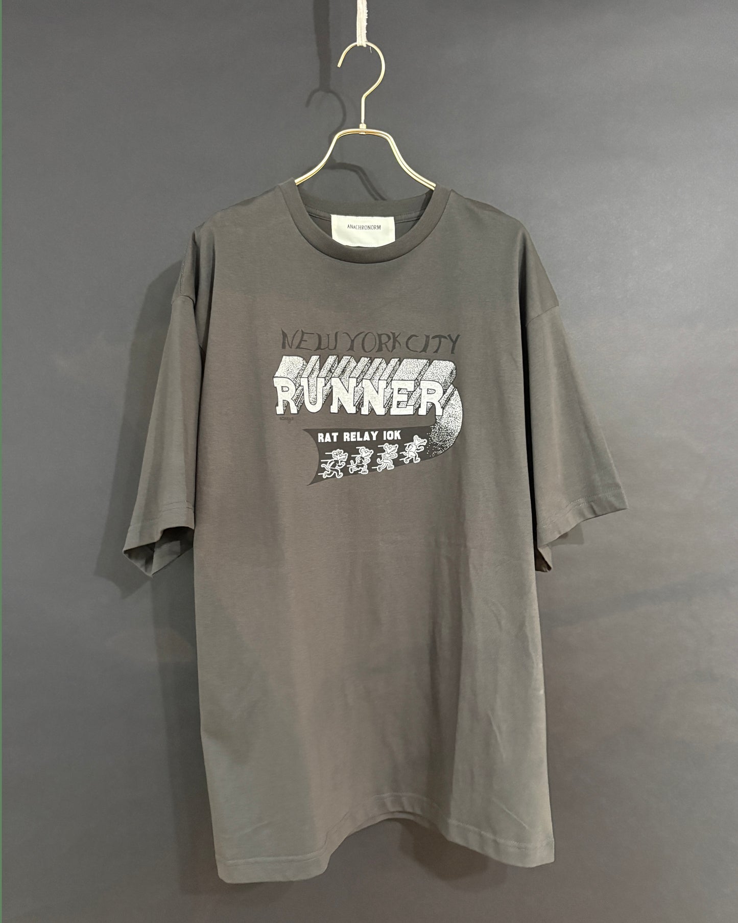 【ANACHRONORM】NYC RUNNING S/S T-S, CHARCOAL